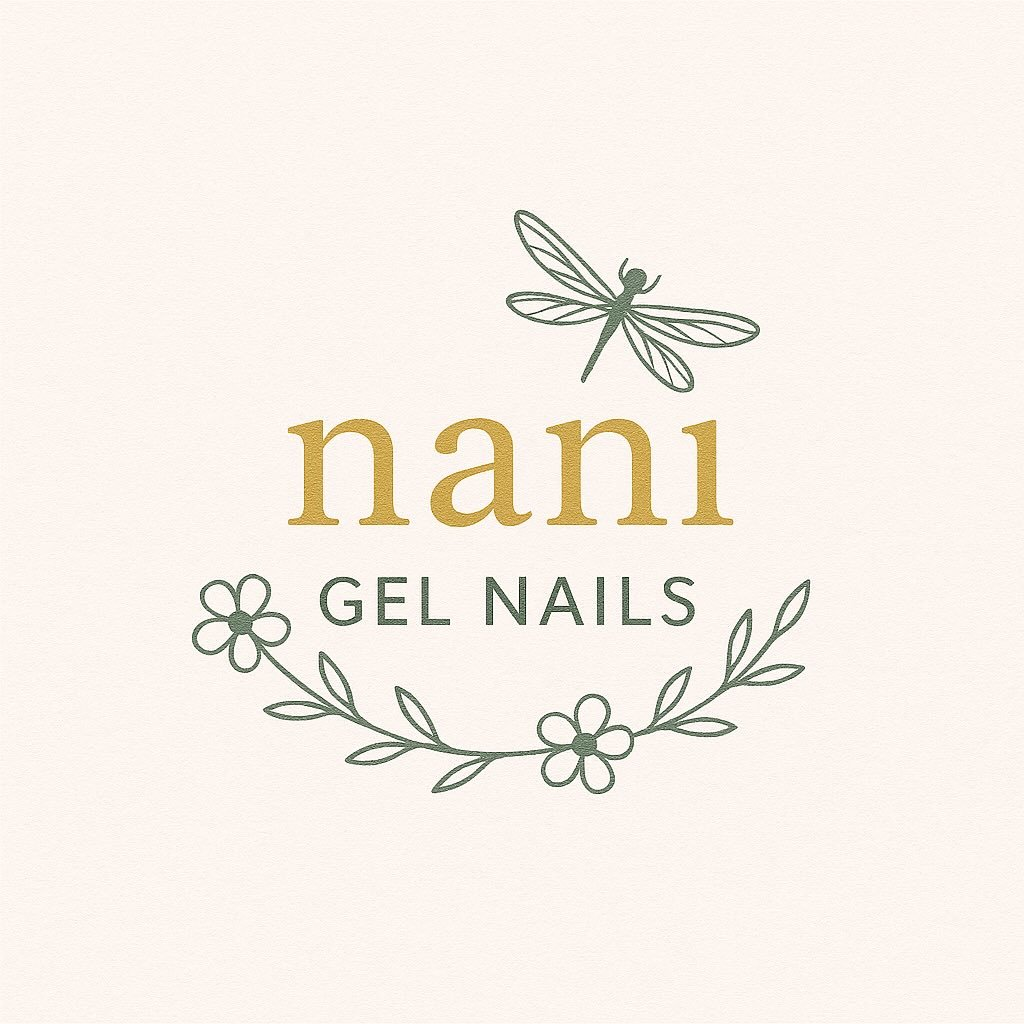 Nani Gel Nails: logo original dorado con libélula y flores verdes